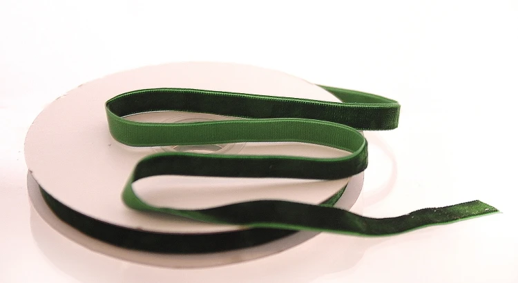 wstazka-aksamitna-ciemnozielona-1cm-9m