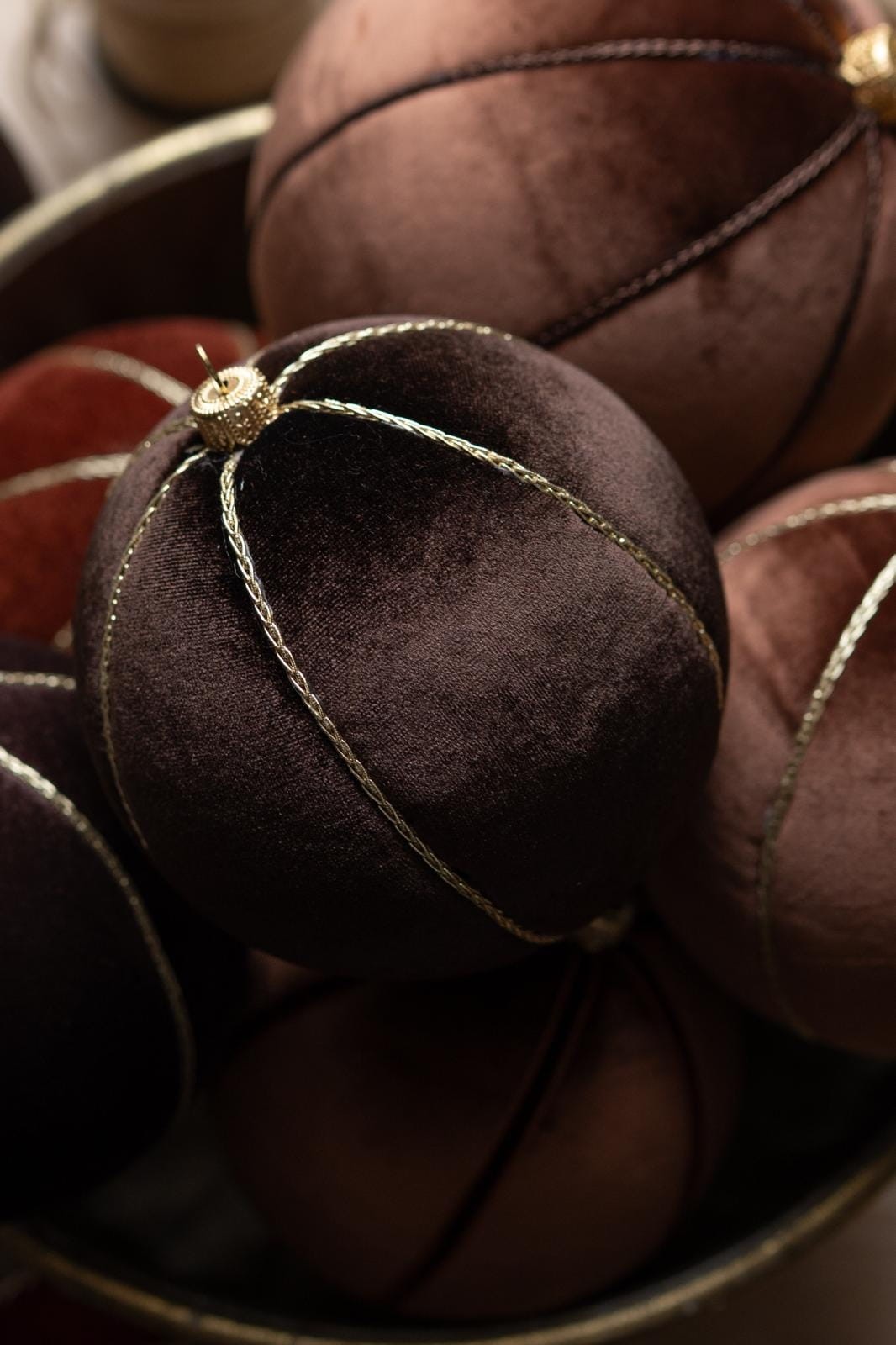 Bombka welurowa brązowa hand made Mocca śr. 12 cm