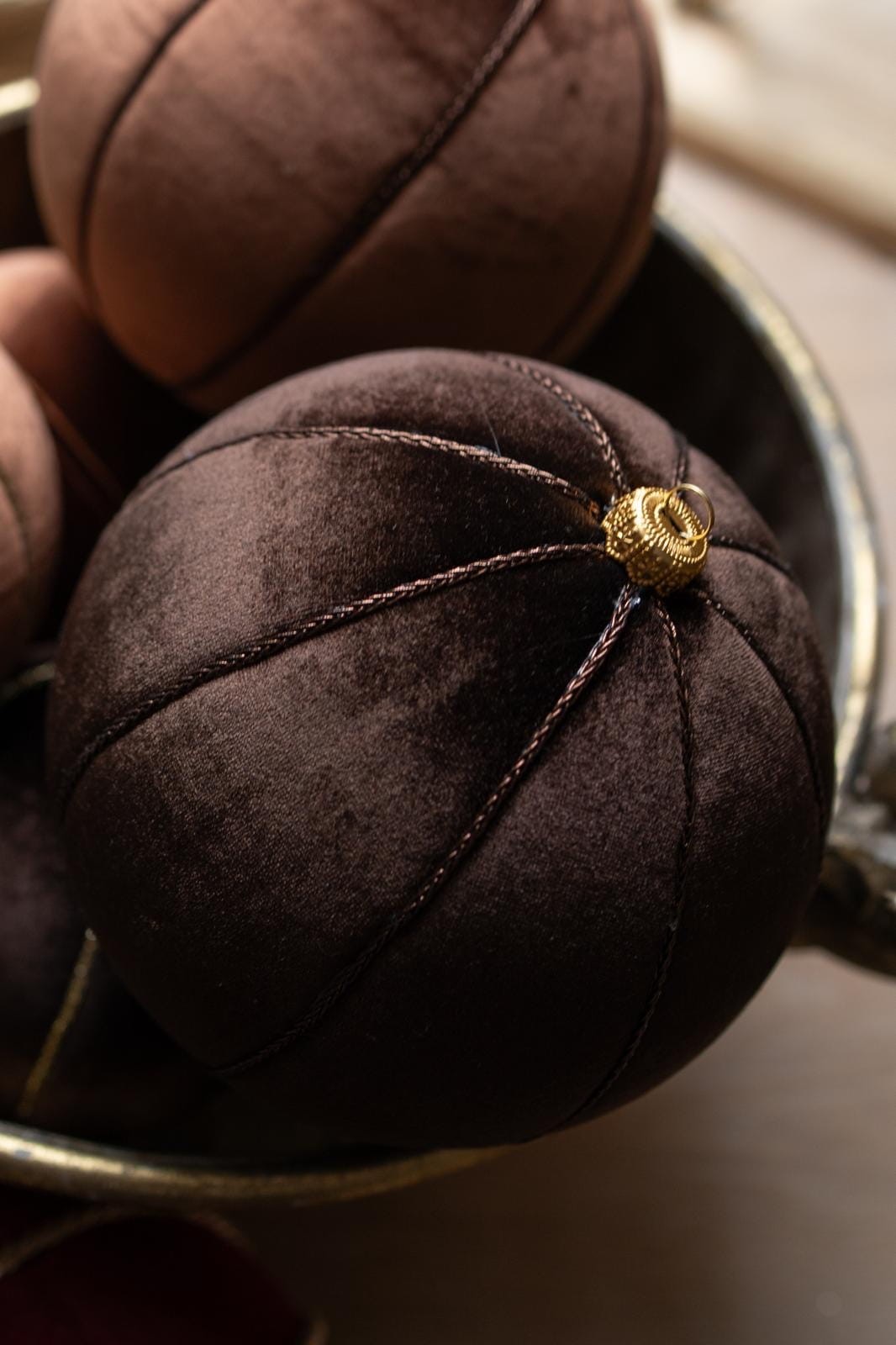 Bombka welurowa brązowa hand made Espresso śr. 12 cm