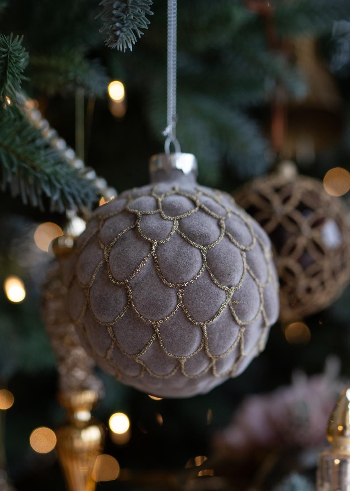 szklana bombka welurowa z motywem sieci, taupe, 8 cm
